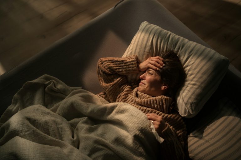 Femme qui n'arrive pas à dormir