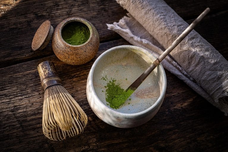 Bol à matcha avec du matcha